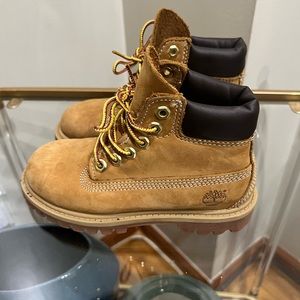 Timberland  Unixes Boots for kids Size 11 in Perfect Condition. Like New